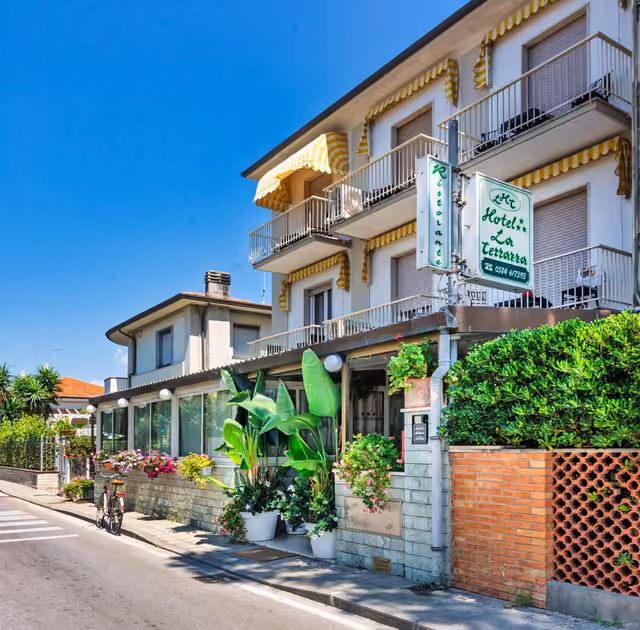 Edificio con l’insegna del ristorante La Terrazza sulla strada