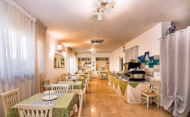 La sala del Ristorante La Terrazza a Borgo San Pietro con i tavoli apparecchiati