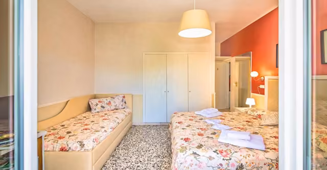 Camera Familiare con Divano del Ristorante La Terrazza a Borgo San Pietro
